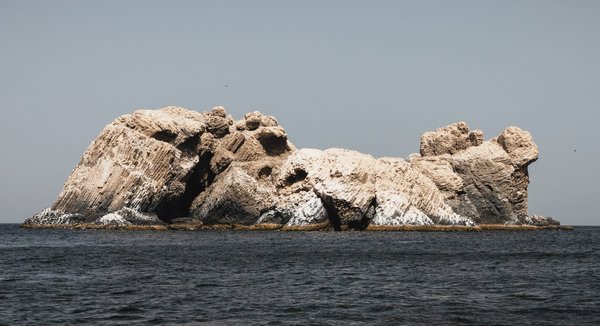 Quels sont les avantages d'une cuisine avec îlot central pour les espaces ouverts ?
