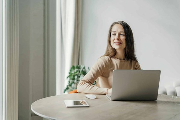 Comment créer une ambiance de chalet de montagne dans un salon ?