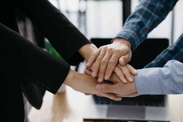 Comment coordonner un déménagement intergénérationnel avec des personnes âgées et des enfants ?