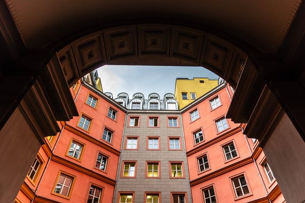 Quels sont les facteurs clés pour choisir un quartier adapté aux jeunes familles lors d'un déménagement ?